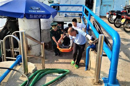 Kịp thời cấp cứu thuyền viên nước ngoài gặp nạn trên biển