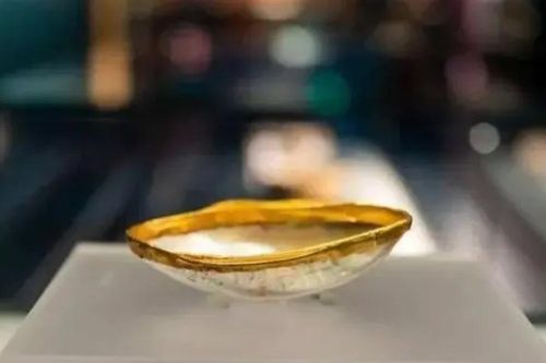 Phát hiện chiếc bát vỏ sò khảm vàng