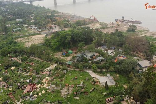'Binh đoàn' xe chở đất nhộn nhịp vào bãi vật liệu trong đất dự án