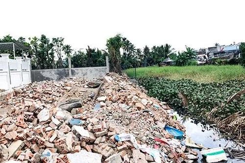 Khánh Hòa: Sông Kim Bồng đổi màu đen kịt, rác ngập tràn