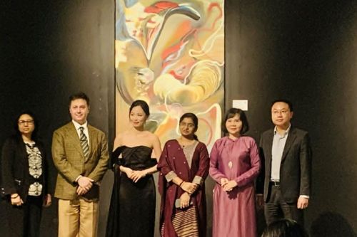 Triển lãm 'Cội nguồn' của họa sĩ Van Guillemin tại quê hương