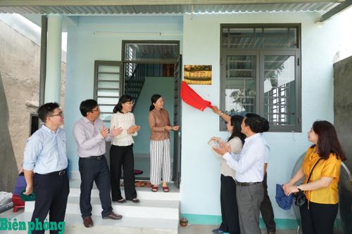 Bàn giao nhà an toàn cho người dân chịu ảnh hưởng bởi thiên tai