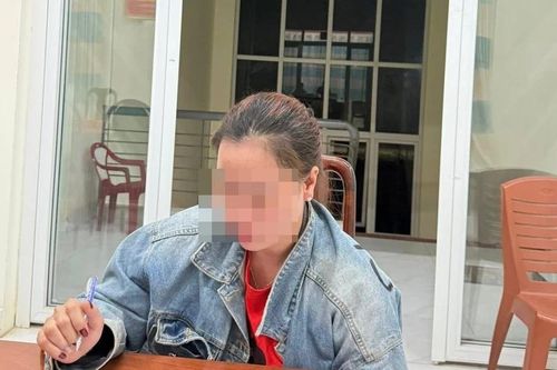 Lý do mẹ trẻ bóp mũi, bịt miệng con đến đỏ người trong clip gây phẫn nộ