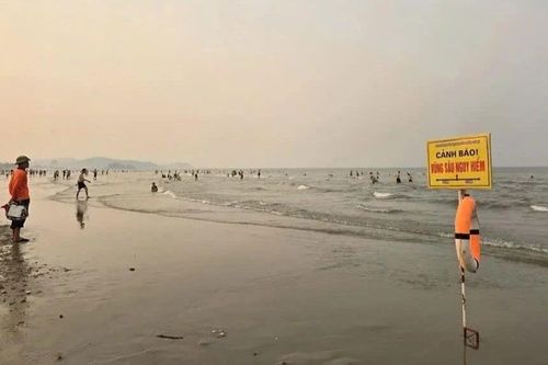 Cứu sống hai anh em đuối nước bị sóng cuốn xa bờ ở biển Cửa Lò