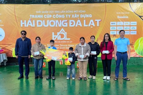 Giải quần vợt Lâm Đồng hỗ trợ 100 triệu đồng cho học sinh có hoàn cảnh khó khăn