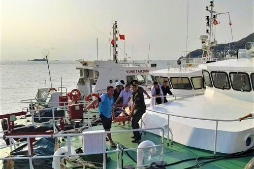Cứu thuyền viên Hàn Quốc gặp sự cố trên vùng biển Việt Nam