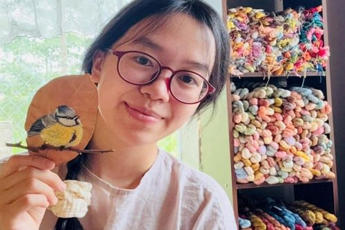 Thấy lá mít rụng đầy sân, cô gái ở Lâm Đồng nhặt về thêu tranh thu tiền triệu