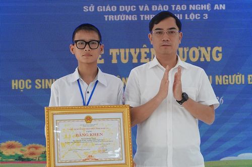 Khen thưởng nam sinh lớp 10 dũng cảm cứu 2 người đuối nước