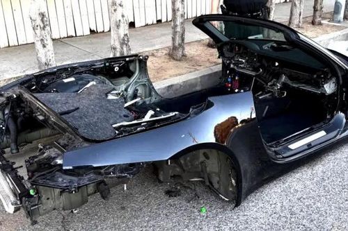 Porsche bị trộm 'rã xác' ngay giữa phố, người qua đường tưởng xe Mazda