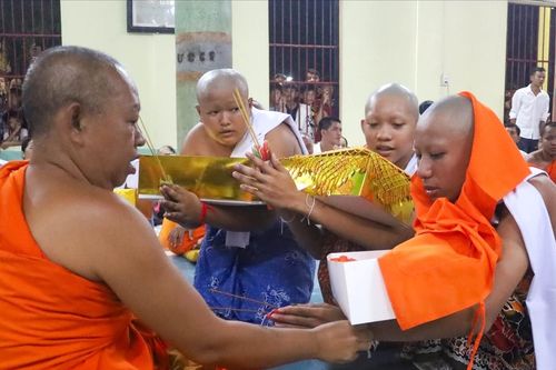 Phong tục đẹp của người Khmer: Con trai vào chùa để báo hiếu cha mẹ