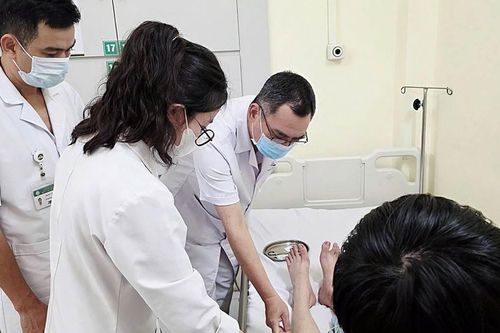Thói quen ngồi khiến chàng trai 19 tuổi suýt tàn phế
