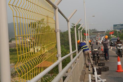 Lắp lưới thép cao 2,5m, ngăn người nhảy cầu Bến Thủy