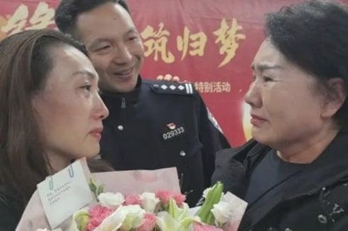 Con bị cho đi khi mới 5 ngày tuổi, 40 năm sau mẹ con vỡ òa ngày đoàn tụ