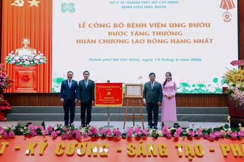 Bệnh viện Ung bướu TP.HCM đón nhận Huân chương Lao động hạng Nhất: Ghi dấu hành trình bền bỉ vì người bệnh