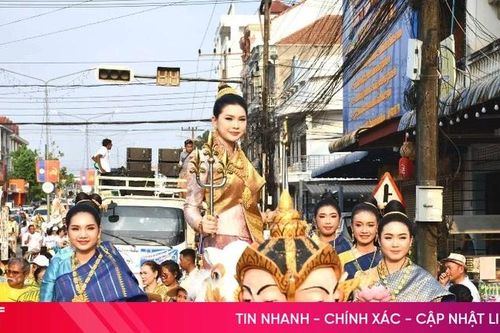 Người dân Lào vui đón Tết cổ truyền Bunpimay 2026