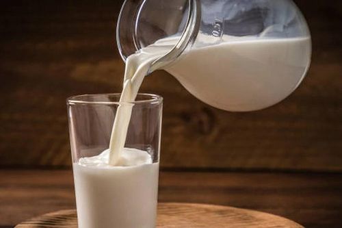 Uống sữa mỗi ngày: Tốt cho xương nhưng có 'âm thầm' ảnh hưởng tim mạch?