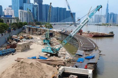 Cầu đi bộ qua sông Sài Gòn dần thành hình sau hơn 1 năm thi công