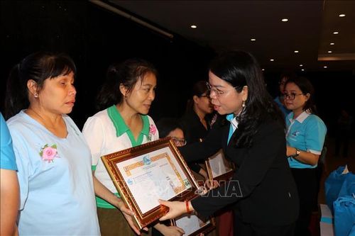 Tôn vinh những 'vầng trăng khuyết' tỏa sáng giữa đời thường