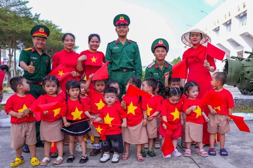 Ươm mầm tình yêu Tổ quốc qua hoạt động trải nghiệm tại đơn vị quân đội