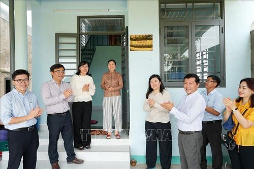 Đắk Lắk bàn giao 305 căn nhà cho bà con vùng lũ