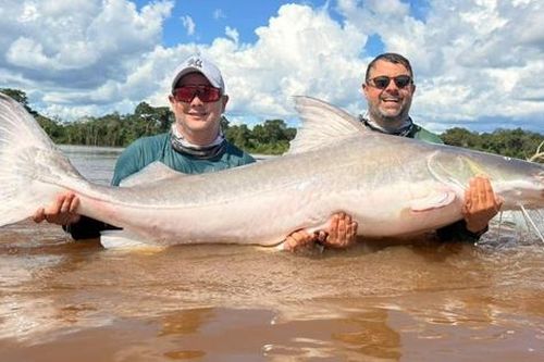 Hai anh em câu được con cá khổng lồ nặng 100kg, dài 2 mét