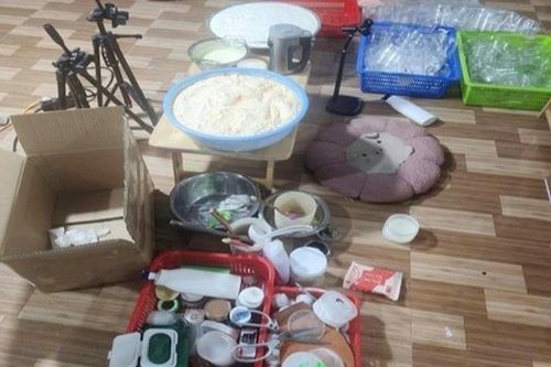 Phát hiện cơ sở pha chế 'kem ủ da siêu trắng' từ bột gạo và hóa chất