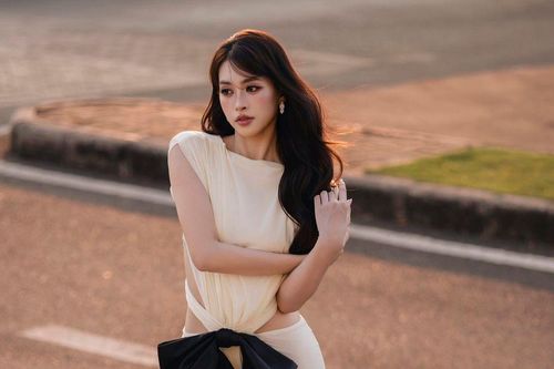 Hoa hậu Tiểu Vy khoe vũ đạo cuốn hút, hình ảnh ngày càng táo bạo