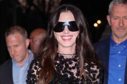 Anne Hathaway tái định nghĩa váy đen bằng thiết kế xuyên thấu tinh xảo