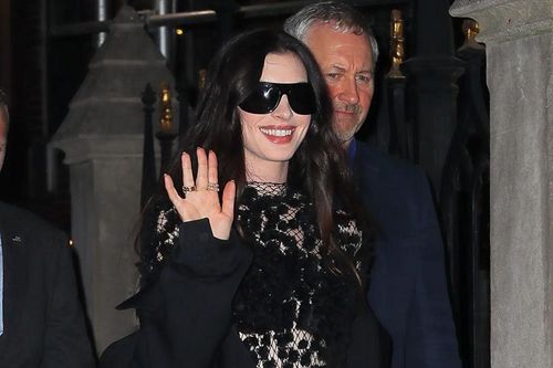 Khán giả dành 'mưa lời khen' khi nữ diễn viên Anne Hathaway diện váy xuyên thấu