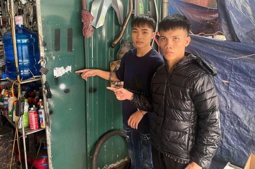 Lộ diện chân dung 2 thanh niên dán đè mã QR tại các cửa hàng để chiếm đoạt tiền
