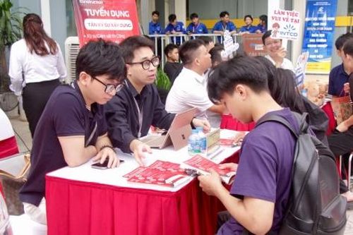 Hàng chục doanh nghiệp 'săn' kỹ sư tại Trường Đại học Điện lực