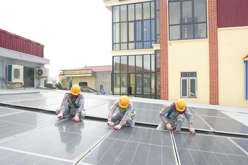 Nắng nóng dự báo kéo dài, điện mặt trời áp mái 'lên ngôi'
