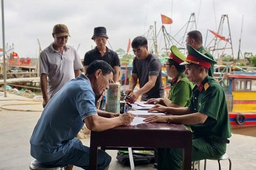 Công an xã Tân Tiến mở đợt cao điểm vận động, thu hồi vũ khí, vật liệu nổ