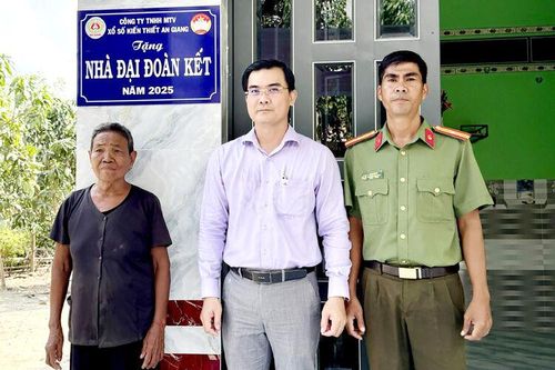 Bàn giao 10 căn nhà Đại đoàn kết cho người dân xã Ô Lâm
