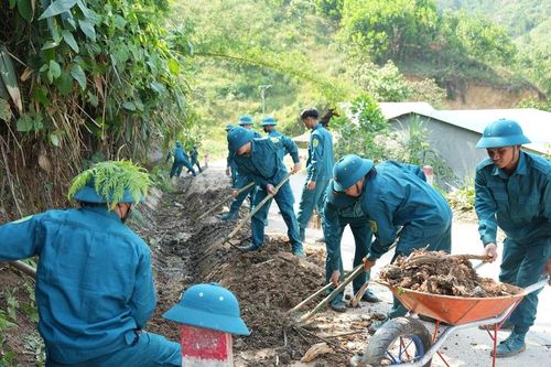 Dân quân tự vệ gắn huấn luyện với công tác dân vận