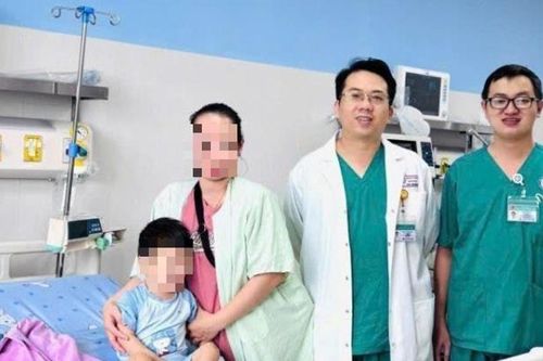 Bé 2 tuổi nguy kịch vì nuốt nhầm hóa chất từ đồ học của anh trai