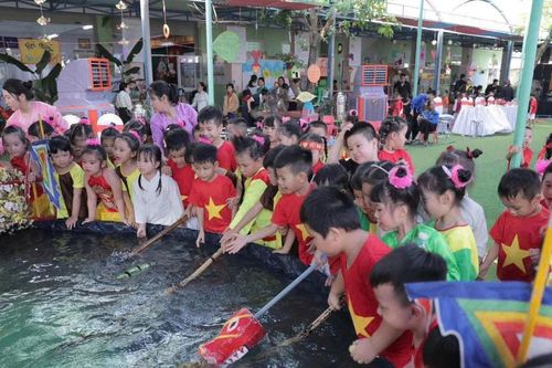 Học sinh mầm non trải nghiệm nghệ thuật múa rối nước