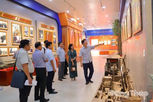 Đồng chí Huỳnh Minh Tuấn khảo sát tiến độ Nhà trưng bày Khu di tích Xẻo Quít