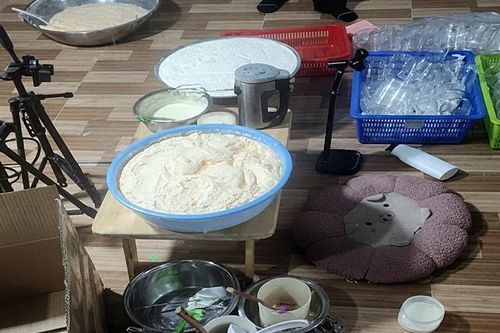 Phát hiện cơ sở sản xuất kem siêu trắng da từ hóa chất trôi nổi