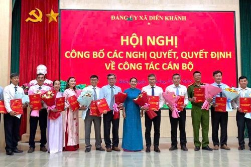 Xã Diên Khánh công bố nghị quyết, quyết định về công tác cán bộ