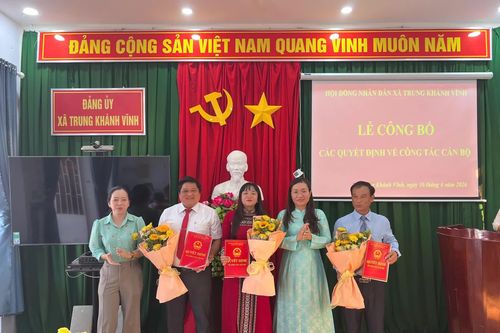 Xã Trung Khánh Vĩnh công bố các nghị quyết, quyết định về công tác cán bộ