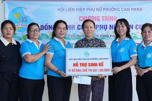 Hội Liên hiệp Phụ nữ phường Cam Ranh trao phương tiện sinh kế cho hội viên phụ nữ có hoàn cảnh khó khăn