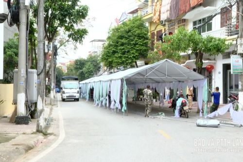 Xử phạt 12 trường hợp dựng rạp lấn chiếm lòng đường