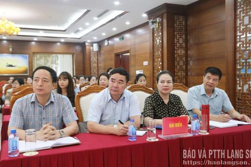 Gần 200 cán bộ quản lý, giáo viên được tập huấn công tác thi đua, khen thưởng