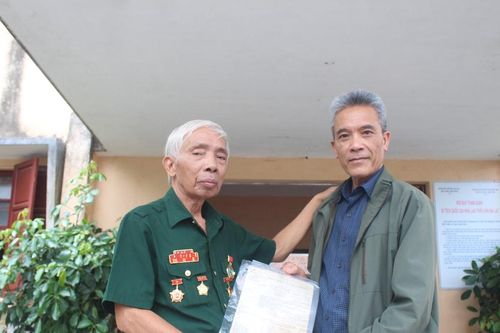 Cựu tù Nhà lao thiếu nhi Ðà Lạt trao tặng hiện vật tư liệu quý