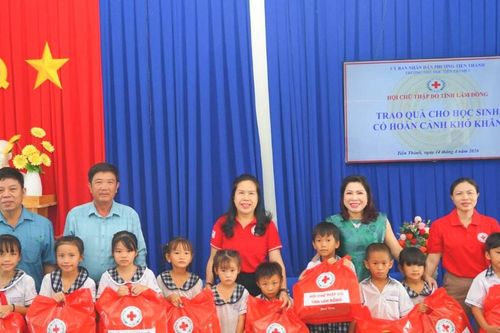Trao 1.000 suất quà cho học sinh khó khăn vùng ven biển Lâm Đồng