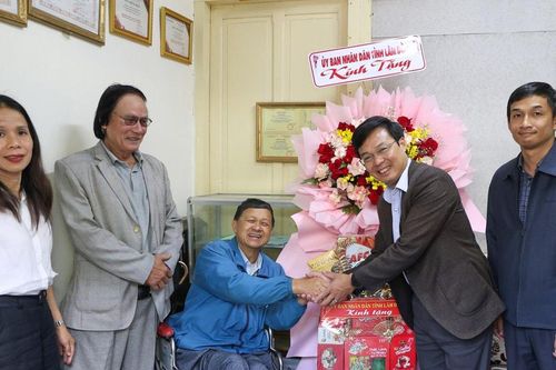 Lãnh đạo UBND tỉnh Lâm Đồng thăm, tặng quà người khuyết tật