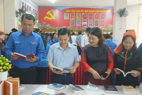 Khai mạc trưng bày tư liệu và cuộc thi xếp sách nghệ thuật