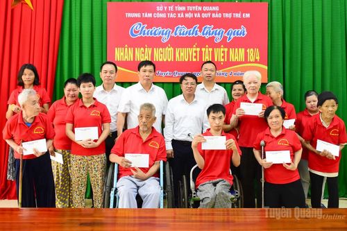 Trao 76 suất quà cho người khuyết tật