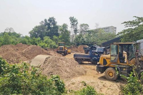 Hàng loạt bãi tập kết cát trái phép giữa thành phố